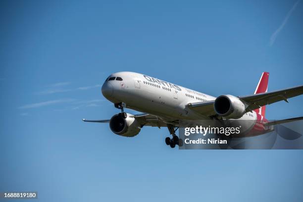 qantas boeing 787-9 dreamliner - boeing 787 stock pictures, royalty-free photos & images