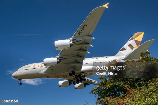 etihad airways airbus a380-861 - airbus a380 stock pictures, royalty-free photos & images