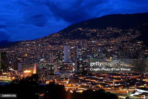 medellin at dusk - medellin kolumbien stock-fotos und bilder