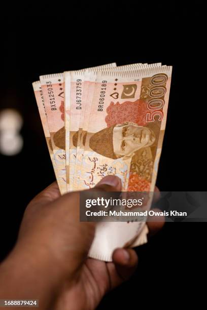 a hand holding five thousand rupees - cultura paquistã imagens e fotografias de stock
