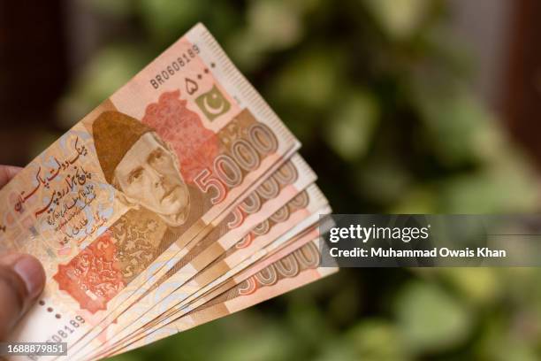 pakistani currency - pakistan stock exchange - fotografias e filmes do acervo