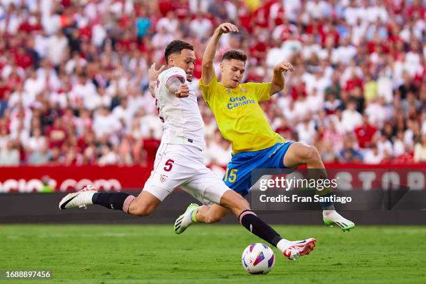 Lucas Ocampos of Sevilla FC competes for the ball with Sergi Cardona of UD Las Palmas during the LaLiga EA Sports match between Sevilla FC and UD Las...