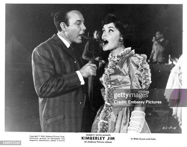 Jim Reeves sings with June Neethling in a scene from the film 'Kimberley Jim', 1963.