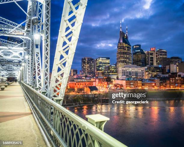 nashville in der abenddämmerung - nashville stock-fotos und bilder
