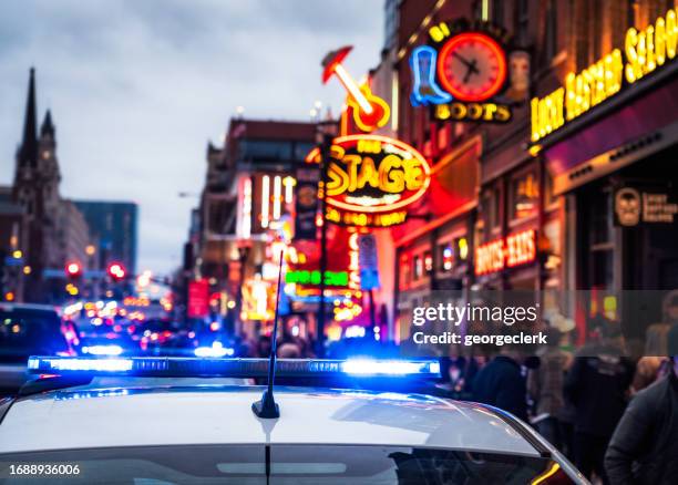 police on lower broadway in nashville - nashville stockfoto's en -beelden