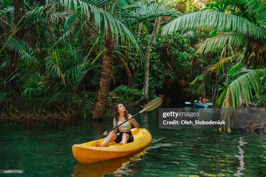 Mujer kayak en la laguna en selvas