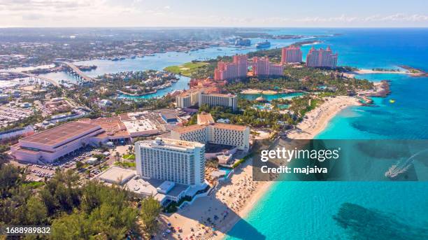 vista aérea de la costa arenosa en la isla paraíso, bahamas - bahamas fotografías e imágenes de stock