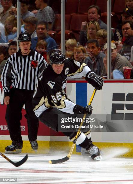 Mario Lemieux of the Pittsburgh Penguins controls the puck during his team's 5-0 loss to the Anaheim Mighty Ducks on December 15, 2002 at the Pond in...