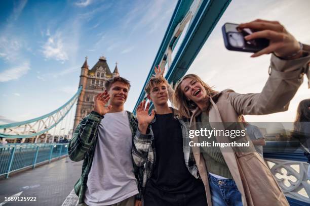 teenagers sightseeing london, united kingdom - season 14 stockfoto's en -beelden