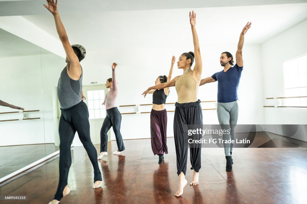 Gruppe von Leuten, die im Tanzstudio tanzen