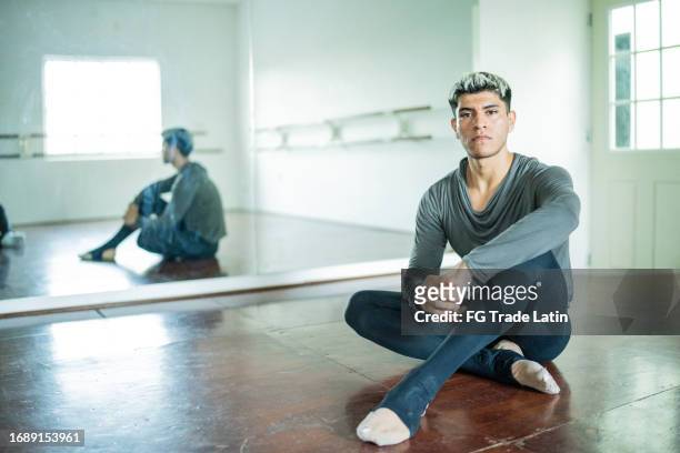 retrato de un joven en el estudio de danza - estudio de ballet fotografías e imágenes de stock