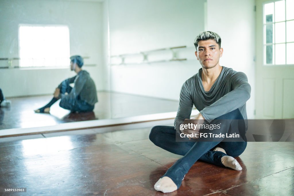 Retrato de um jovem no estúdio de dança