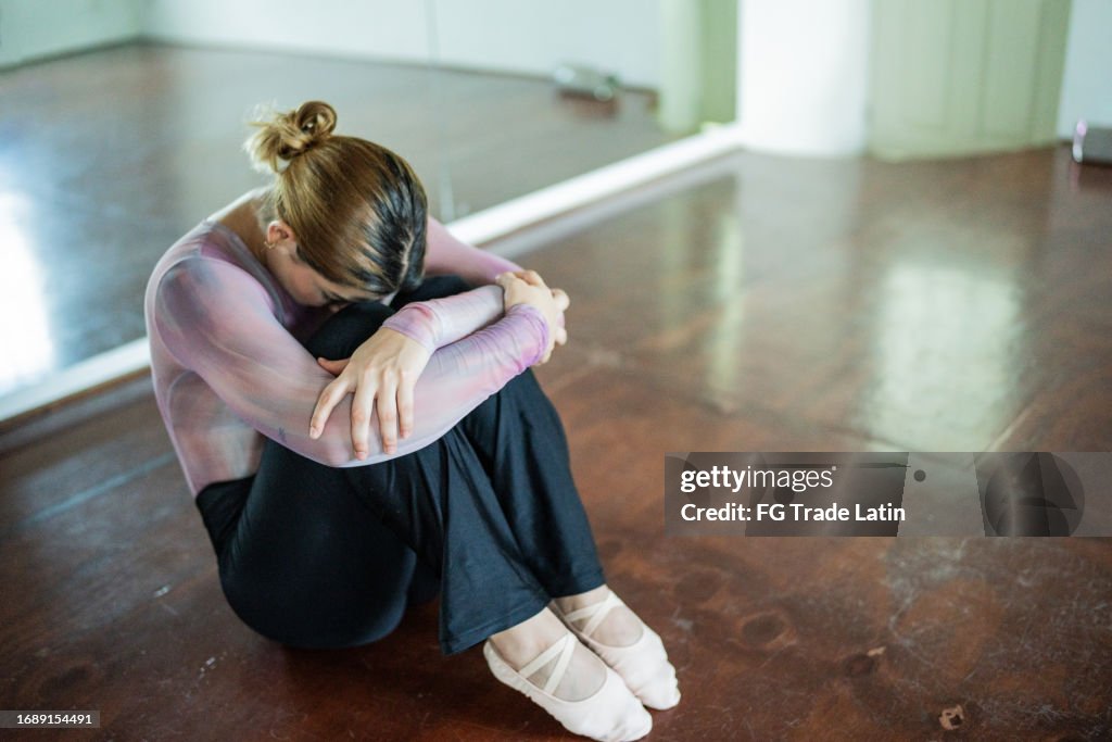 Joven triste en el estudio de baile