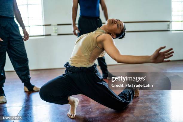 giovane donna che balla allo studio di danza - danza moderna foto e immagini stock