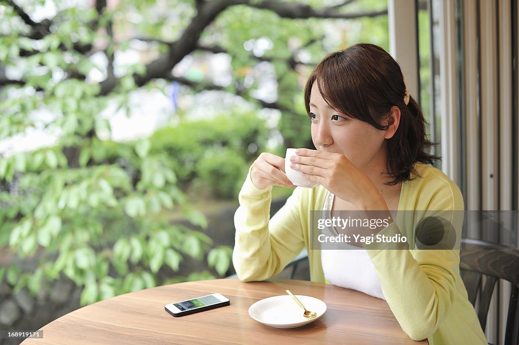 Women are relaxing in a cafe