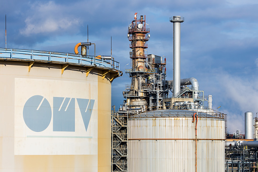 OMV Raffinerie in Wien Schwechat mit Kraftstofftanks und Industrieanlagen