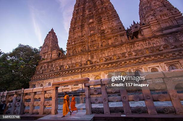 mahabodhi temple at dusk, india - ブッダガヤー ストックフォトと画像