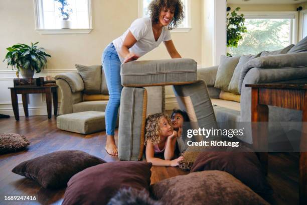 enfants jouant dans un salon à la maison à une date de jeu - play date photos et images de collection