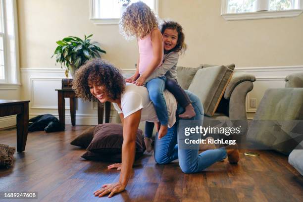 kinder, die bei einer spielverabredung in einem heimischen wohnzimmer spielen - play date stock-fotos und bilder