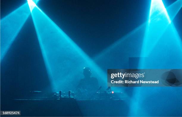 dj in lights - edm dj stock pictures, royalty-free photos & images