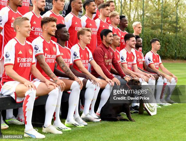 Arsenal Manager Mikel Arteta, Bukayo Saka, Martin Odegaard and Gabriel Jesus with the Arsenal Therapy Dog Win during the Arsenal Men's team group...