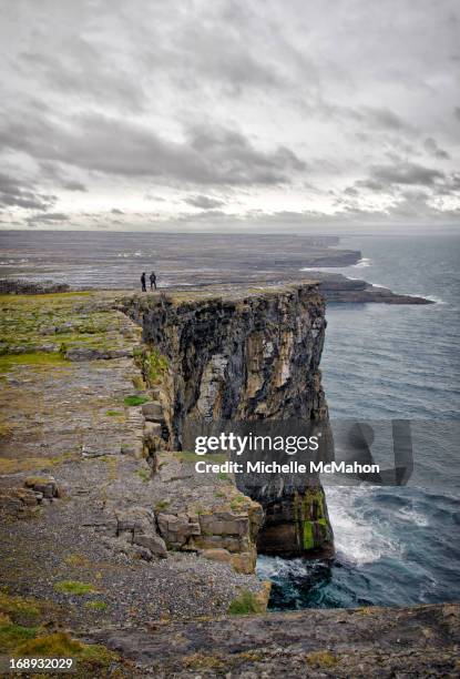 dun aengus cliffs - dun aengus stock pictures, royalty-free photos & images