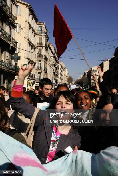 Des lycéens manifestent, le 08 mars 2005 dans les rues de Marseille, pour demander le retrait du projet de loi Fillon. Environ 4500 lycéens ont...