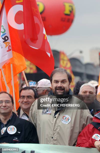 Le secrétaire général de la CFDT, François Chérèque , défile avec plusieurs dizaines de milliers de personnes, le 10 mars 2005 à Paris, lors de la...