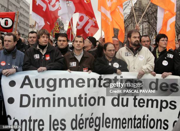 Le secrétaire général de la CGT Bernard Thibault et son homologue de la CFDT François Chérèque défilent, le 10 mars 2005 à Paris, lors de la...