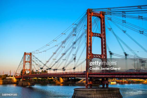 hanging bridge (puente colgante ingeniero marcial candioti). santa fe, argentina. - provinz santa fe stock-fotos und bilder