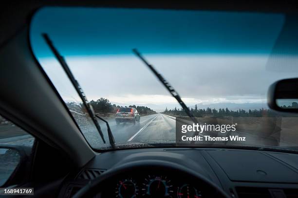 driving in the rain - windshield foto e immagini stock