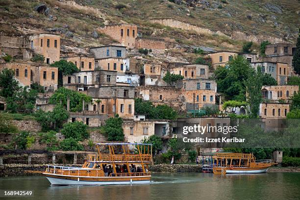 the old town of halfeti - rio eufrates imagens e fotografias de stock