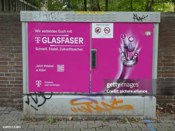 September 2023, North Rhine-Westphalia, Cologne: Telekom distribution box for the fiber optic network. Photo: Horst Galuschka/dpa