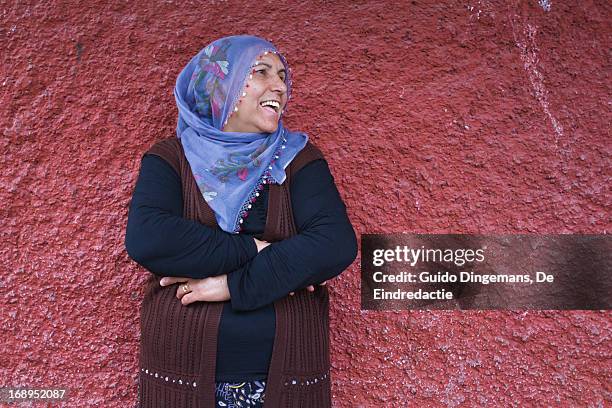 smiling turkish-kurdish woman (diyarbakir, turkey) - kurdish ethnicity fotografías e imágenes de stock