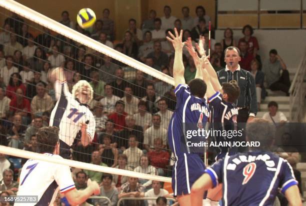 Le joueur de l'équipe de France Jean Charles Monneraye tente un smash face à l'opposition italienne de Luigi Mastrangello et Valerio Vermiglio , le...