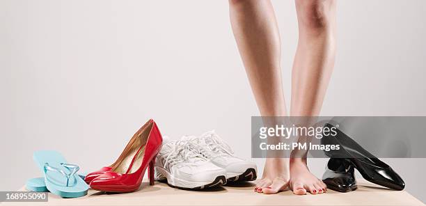 choice of shoes - women trying on shoes 個照片及圖片檔
