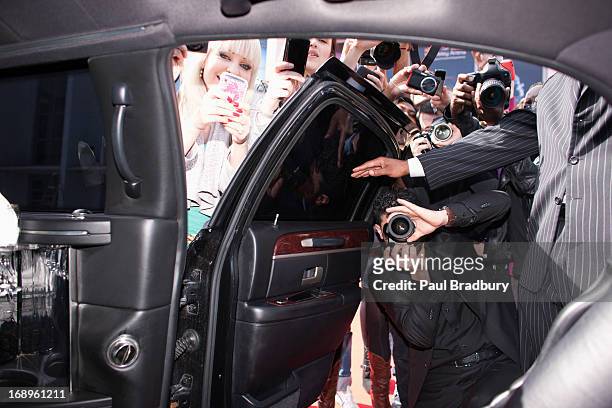 paparazzi und fans, fotos in car door - celebrity stock-fotos und bilder