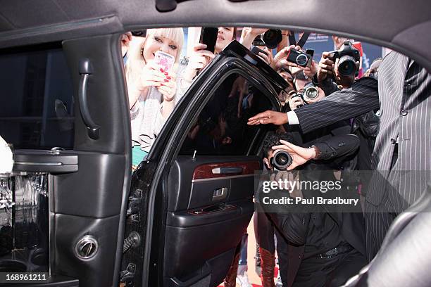 paparazzi and fans taking photos inside car door - paparazzi stockfoto's en -beelden