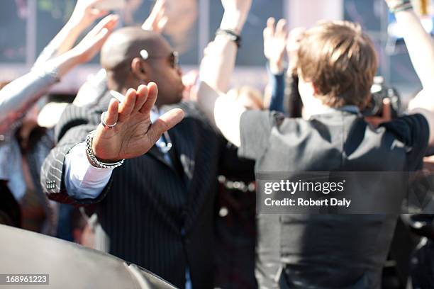 celebrity limo hacia provenientes de paparazzi - premiere of the bodyguard arrivals fotografías e imágenes de stock