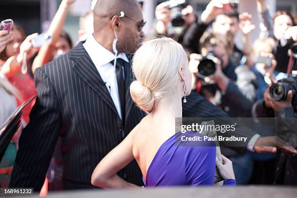 guardaespaldas protección de famosos por la alfombra roja - premiere of the bodyguard arrivals fotografías e imágenes de stock