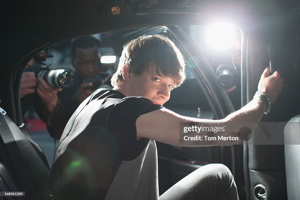 Homem sair limo