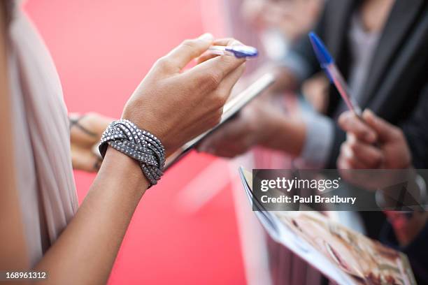 celebrity signing autographs for fan - premiere of paramount pictures terminator genisys stockfoto's en -beelden