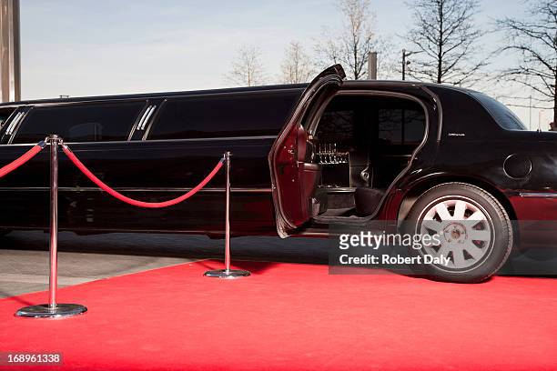 limousine avec porte ouverte sur le tapis rouge - limousine photos et images de collection
