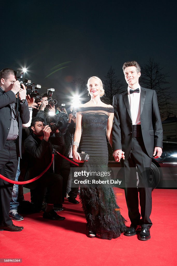 Prominente posieren für die paparazzi auf dem roten Teppich