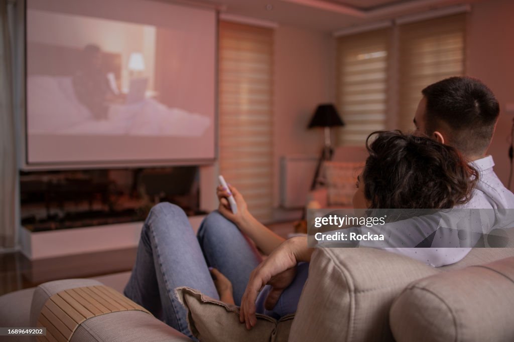 Das Paar schaut sich einen Film an.