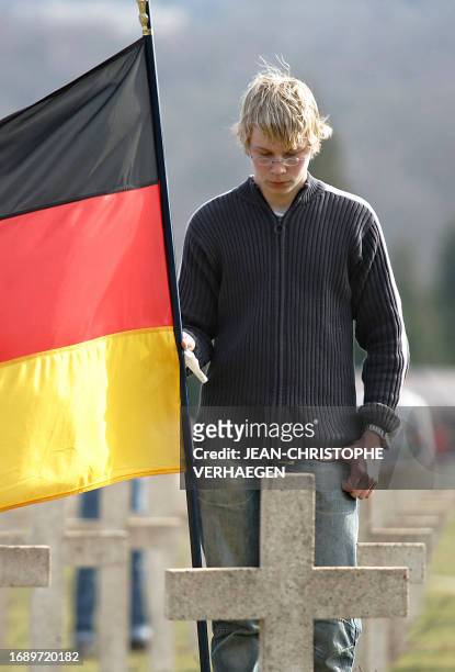 Un lycéen allemand se recueille devant la tombe d'un soldat de la guerre 14-18 mort à Verdun, le 16 mars 2005 à la nécropole nationale de Douaumont,...