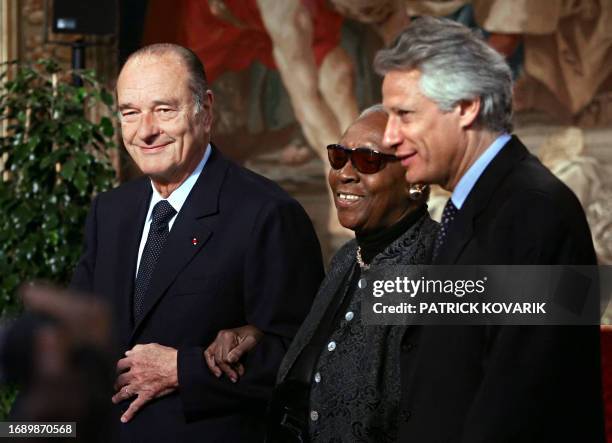 Le président Jacques Chirac et le Premier ministre Dominique de Villepin arrivent dans la salle des fêtes du palais de l'Elysée lors d'une réception...