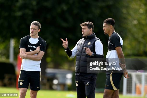 Conor Gallagher, Head Coach Mauricio Pochettino and Levi Colwill of Chelsea during a training session at Chelsea Training Ground on September 26,...