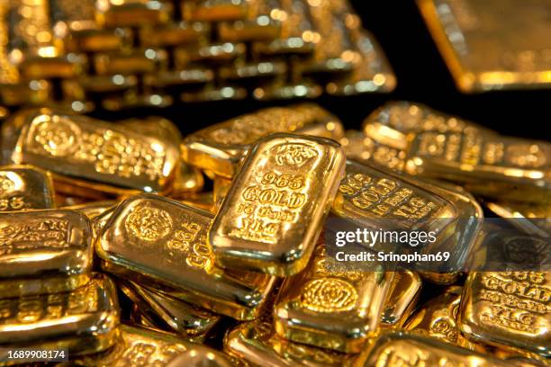 stacked gold bars: illuminating the path to financial prosperity - goud beschrijvende kleur stockfoto's en -beelden