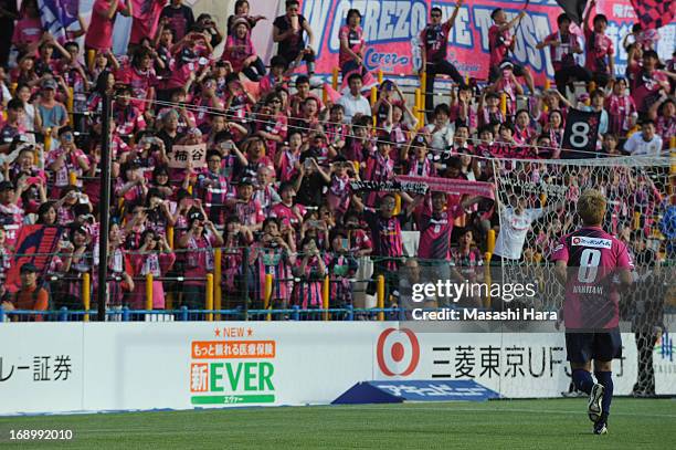 Yoichiro Kakitani of Cerezo Osaka celebrates the win with supporters after during the J.League match between Kashiwa Reysol and Cerezo Osaka at...